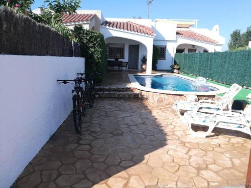 Charming House with Shared Pool in Riumar