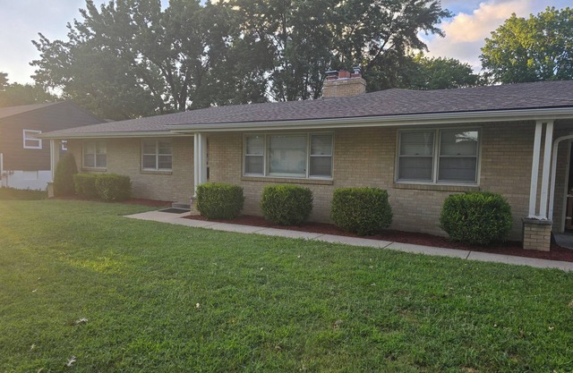 Charming house with easy access to the highway and shopping. Quit neighborhood