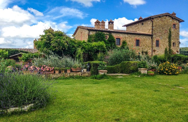 Charming Tuscany Villa with magical Garden, shared pool, Chianti Area