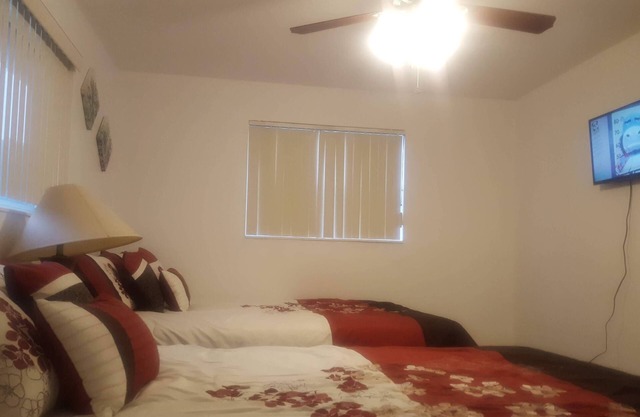 Charming Jazzy Escapes 2-bedroom house with WiFi, AC near Hard Rock Stadium