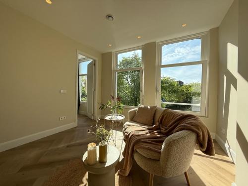 Charming Jordaan Apartment, Canal Views