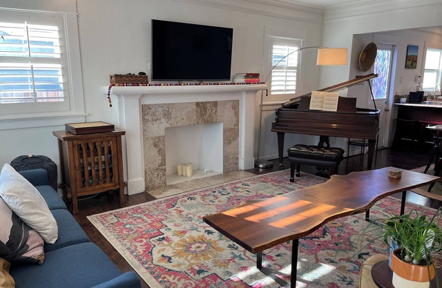 Charming LA Bungalow. Well-located single-family home with outdoor amenities!