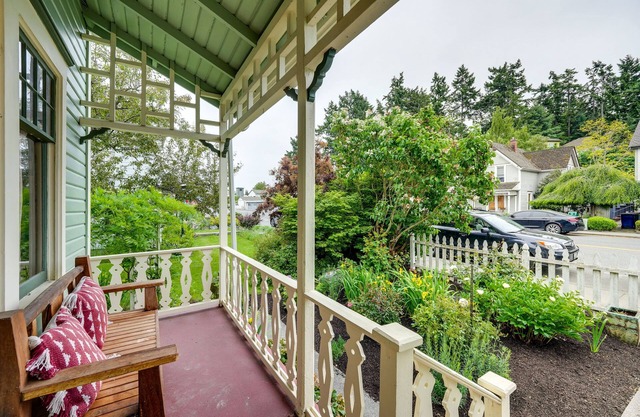 Charming La Conner Vacation Home w/Fireplace!