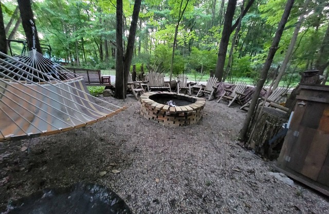 Charming lake cabin located next to Racoon State Park.
