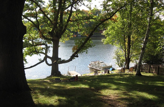 Charming Lakefront Cottage, Private Sandy Beach, Excellent Fishing