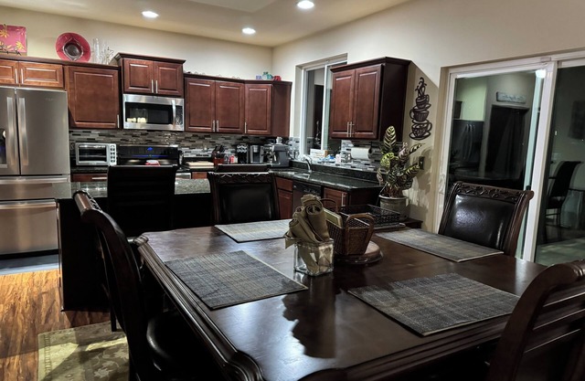 Charming large 4-bedroom house with WiFi and AC in delightful Ellensburg.