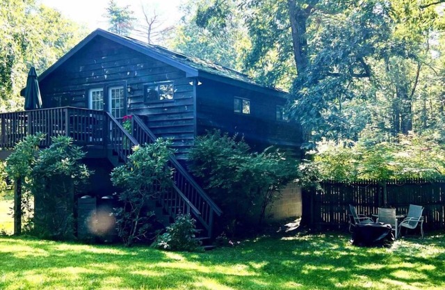 CHARMING LARGE STUDIO WITH POOL AND MOUNTAIN VIEWS ON 10 ACRES. Close to town