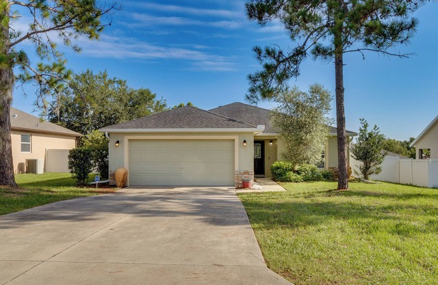 Charming Leesburg Getaway w/Screened Porch!