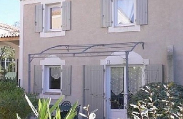 Charming little country house in secure residence with swimming pool and parking lot