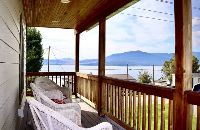 Charming Loft with Panoramic Lake Views