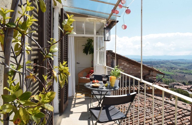 Charming Medieval Townhouse with Breathtaking Views in the historic centre Todi