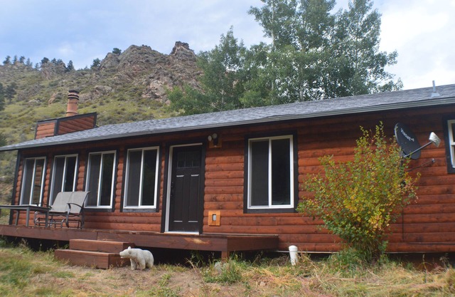 Charming Mountain Log Cabin Duplex Close to Trails