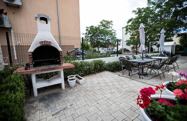 Charming new apartment,70 m to the beach, 6 people, WiFi,parking, terrace, BBQ