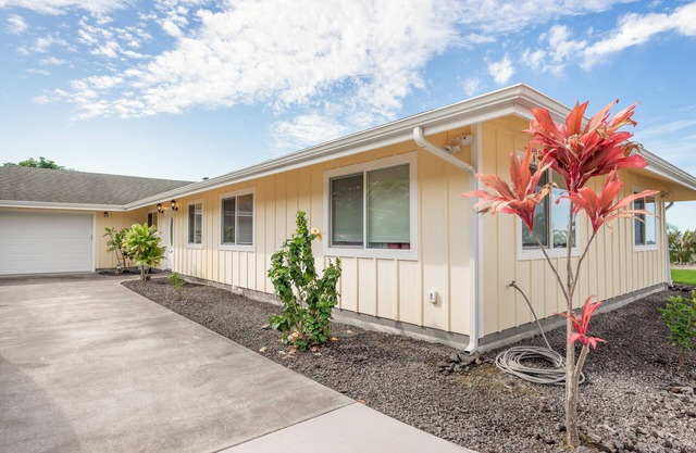 Charming ocean-view home with large lanai, washer/dryer, & grill - snowbirds OK