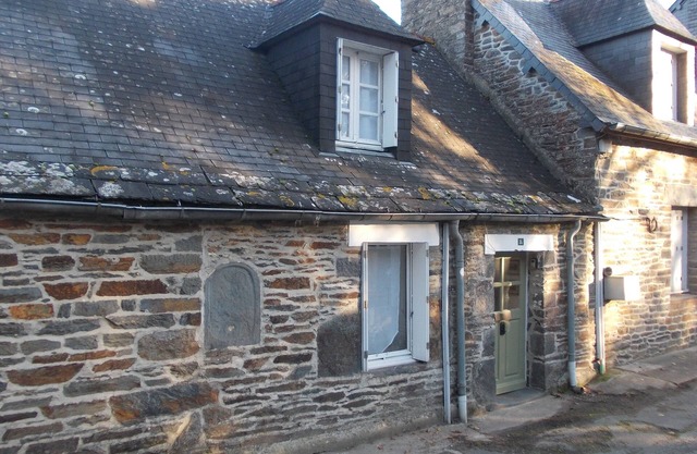 Charming one bed gite beside canal and lovely old Village in beautiful area