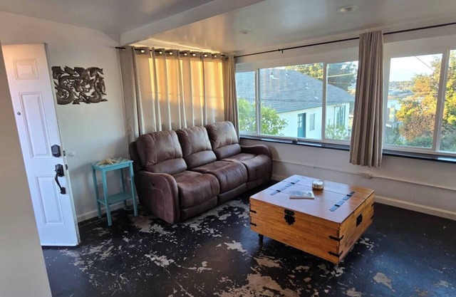 Charming One Bedroom Apartment with View of the Carquinez Straits