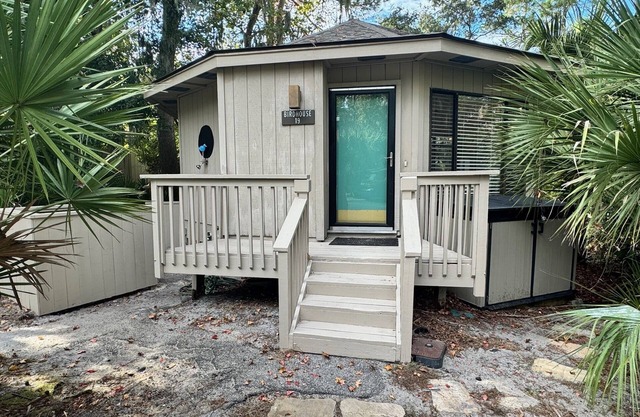 Charming Pet-Friendly Bungalow in Sea Pines – Walk to the Beach, Lagoon View