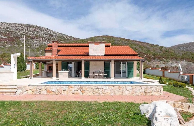 Charming poolside villa in the countryside