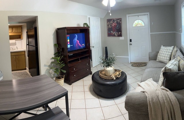 Charming private basement apartment with WiFi in Stockbridge