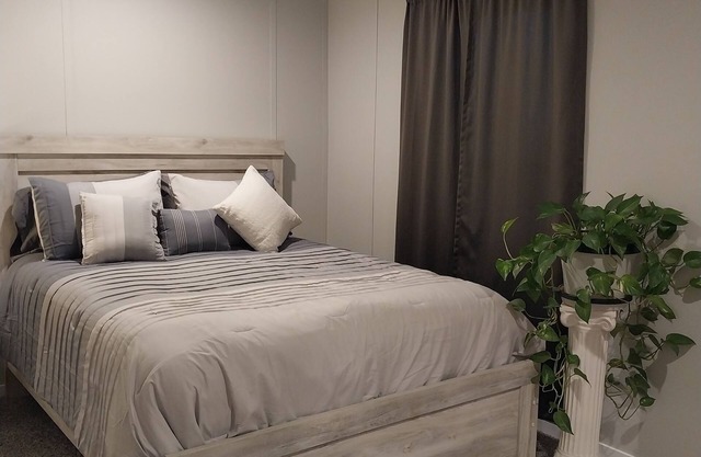 Charming Private Bed/Bath in tranquil North Abilene. Females only, please.