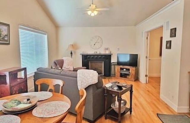 Charming, Private Cottage near I-5 and Golf Course.