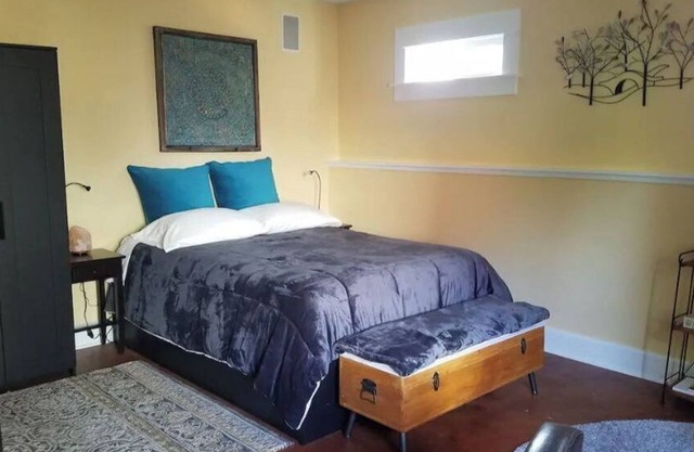 Charming, Private, Detached Studio!