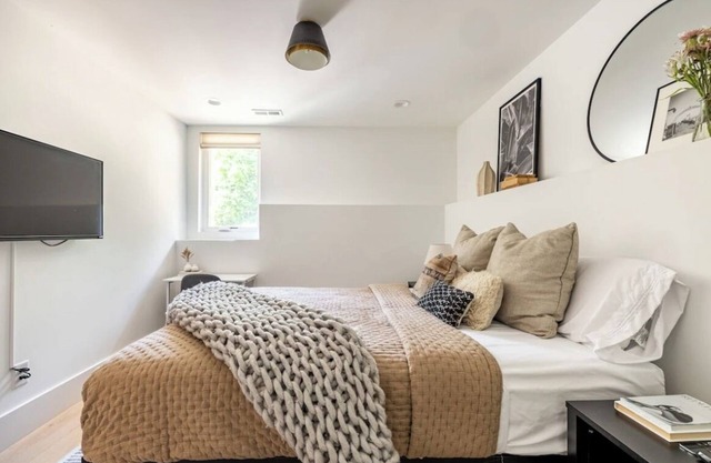 Charming Private Room & Bath with Private Entrance Near Downtown Nashville