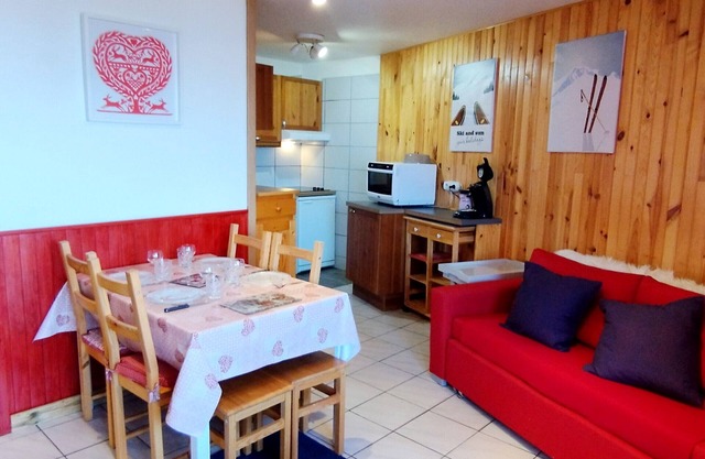 Charming renovated apt near slopes, hiking and station center