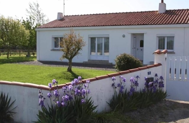 Charming Renovated 70s House with Large Private Garden, WiFi, and Terrace Near Les Sables-d'Olonne