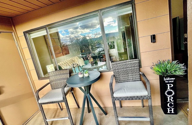 Charming Red Rock Poolside Condo with WiFi, AC in superb Sedona