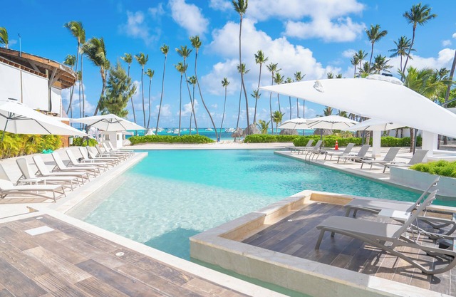 Charming & Relaxing Pool View Apartment at Playa Coral/Beach Access & Balcony