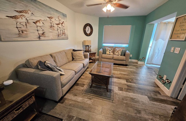 Charming Remodeled 1-bedroom condo - Pool, Hot Tub, Beach Access, Sleeps 4