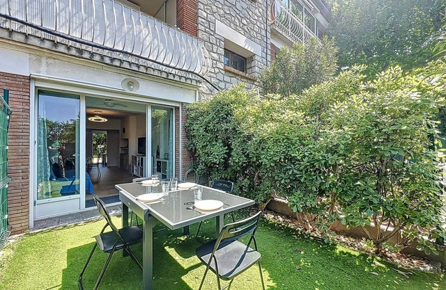 Charming renovated T2 with garden and parking in St Cyr sur Mer, near the beach