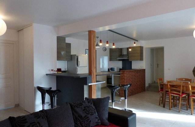 Charming Renovated Farmhouse: Modern Comforts, Historic Charm, Pet-Friendly, Close to Gannat