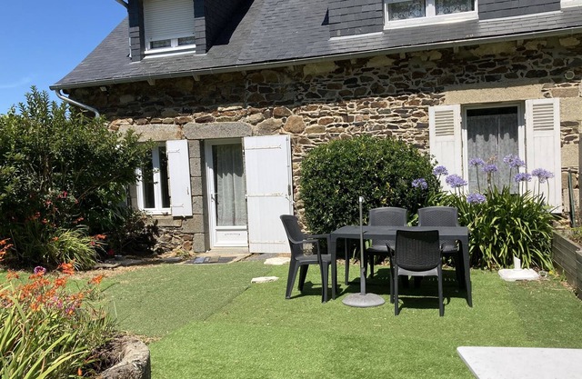 Charming renovated stone house near the sea and 2.5 km from the shops.