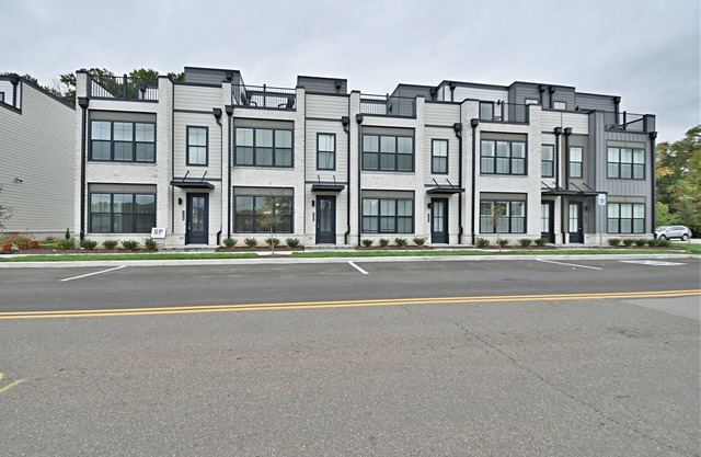 Charming Retreat – Cozy Comfort with Modern Amenities in Knoxville! Pet Friendly!