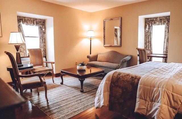 Charming Retreat in Milford: Walking Distance to Local Attractions!