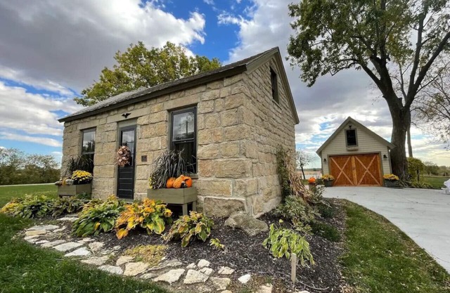 Charming retreat with firepit near Central College, bike path, Lake Red Rock