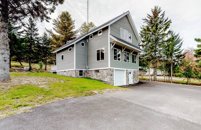 Charming riverfront home with mountain views & private dock