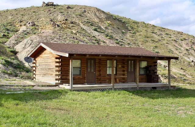 Charming Rustic Log Cabin near Yellowstone