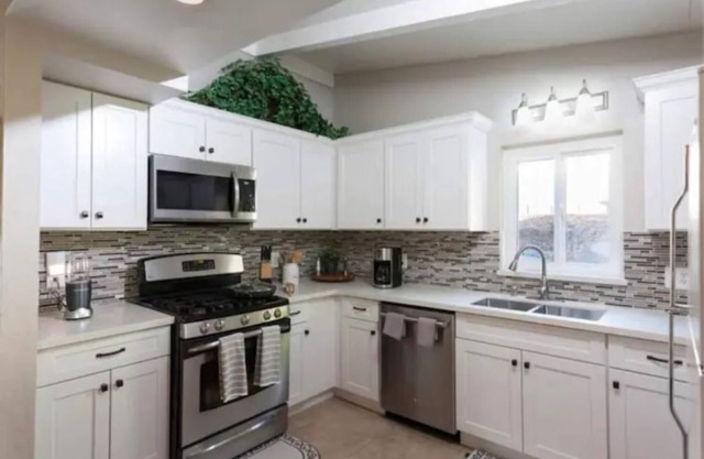 Charming Santa Clarita Home Near Six Flags