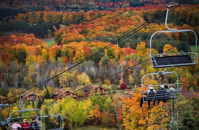 Charming sleeps 6, 2 bath steps to golf, Enjoy fall colors on your deck!