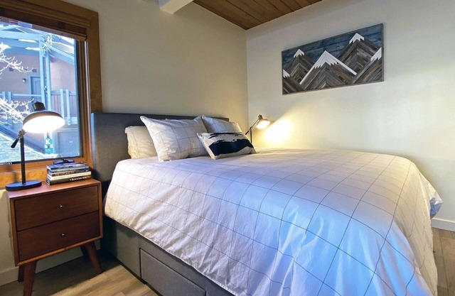 Charming slopeside condo with pool