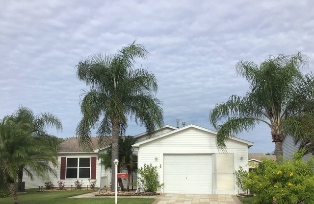 Charming Small Dog Friendly 3/2 Home Complete w/Golf Cart, BBQ & FREE WiFi!!