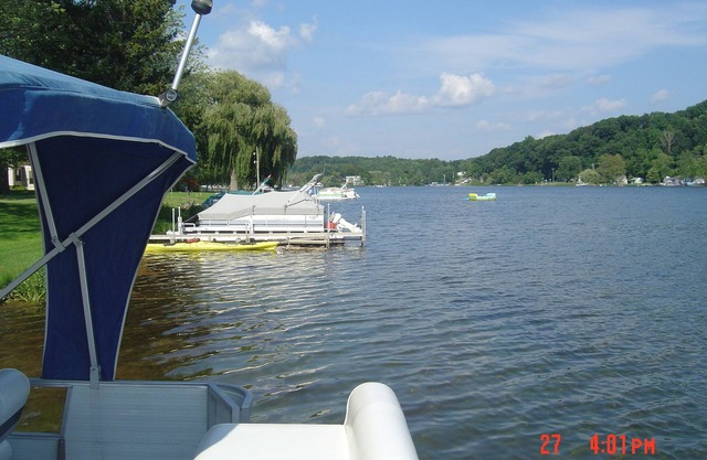 Charming Spacious 5 Bedroom Lakefront Vacation Home