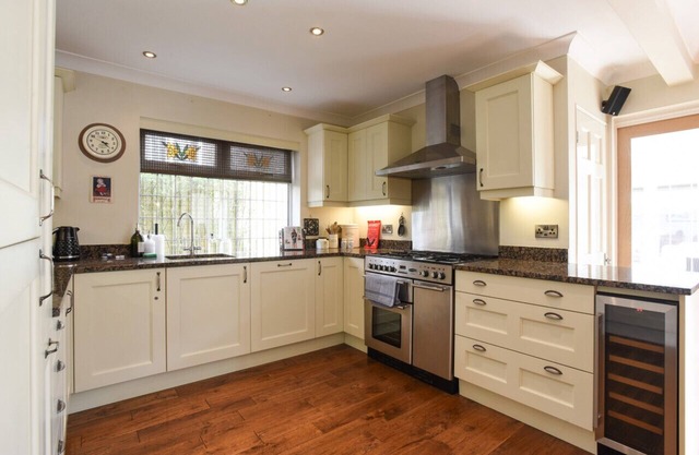Charming & Spacious Family Retreat with South-Facing Garden