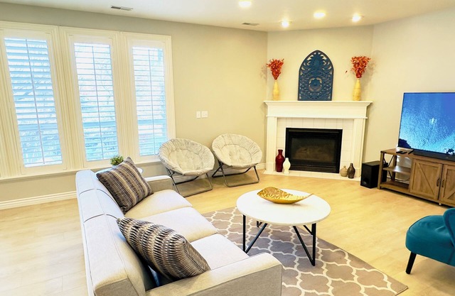 Charming spacious 2-bed 2-bath guest suite in family friendly South Jordan