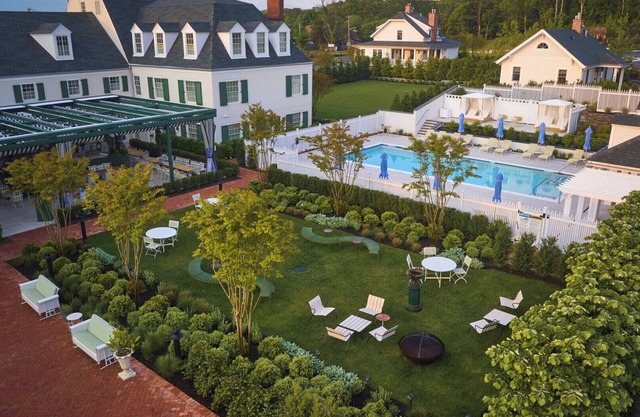 Charming, Stand-alone, Single-story Garden Cottage at Historic Canoe Place Inn