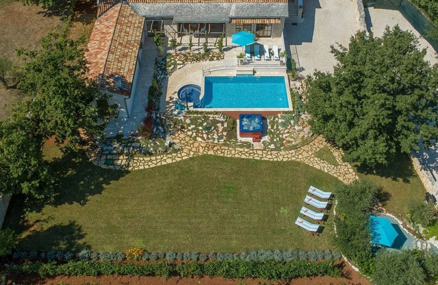Charming stone villa for 14 people, with pool and jacuzzi, in central Istria