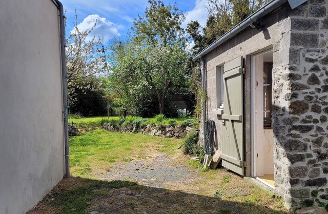 Charming studio house with garden, old coutainville